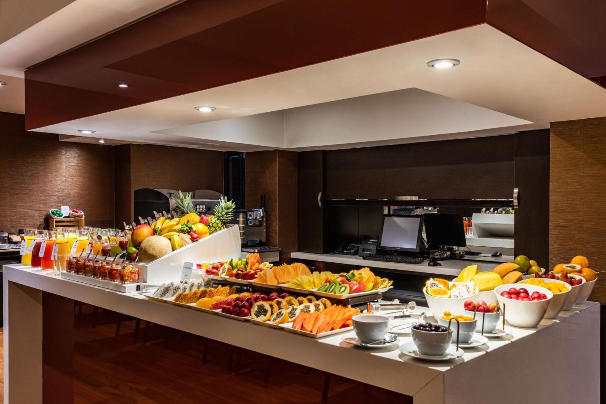 فندق إن إتش كولكشن رويال أندينو بوغوتا المظهر الخارجي الصورة A buffet at a hotel
