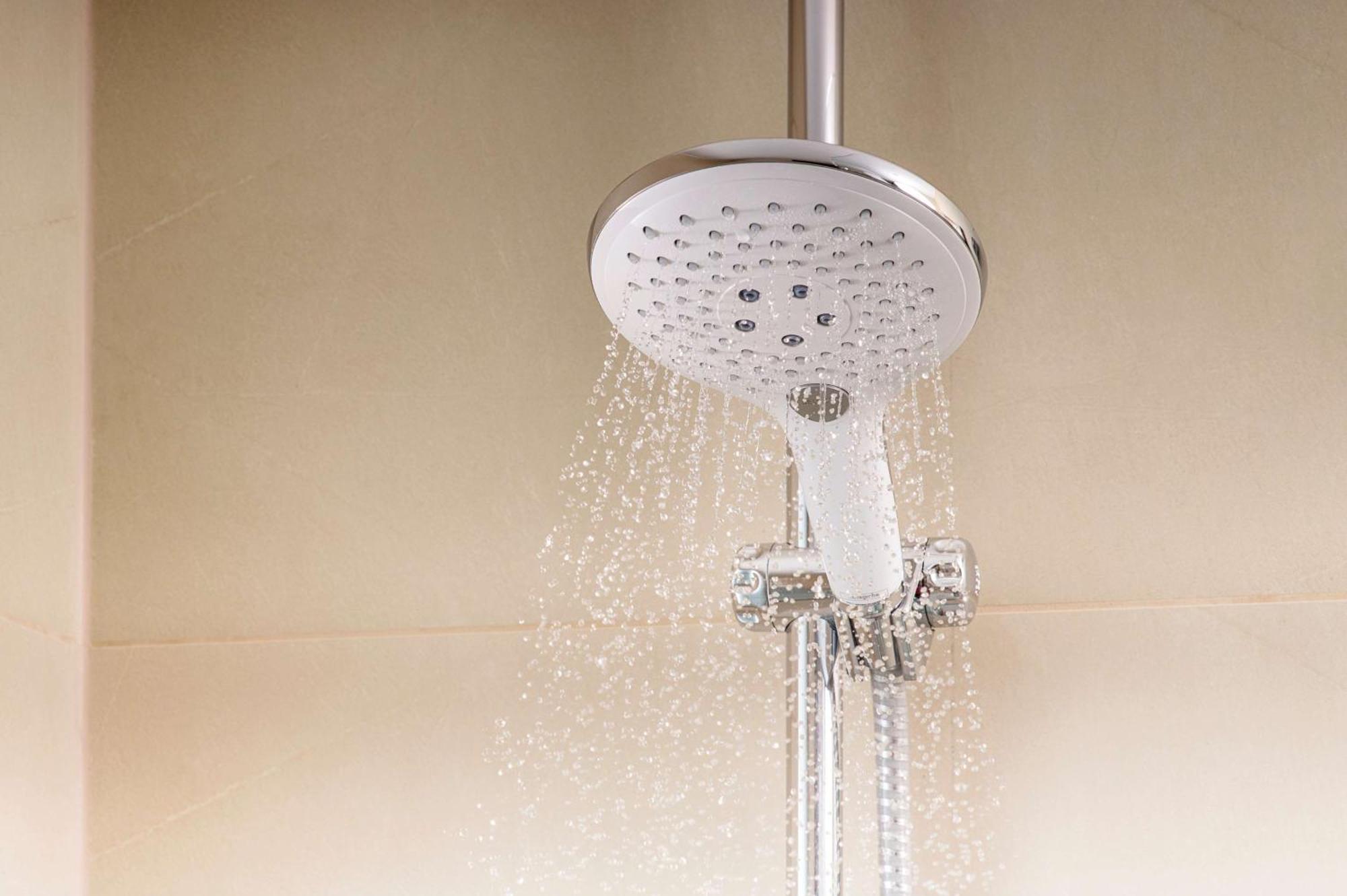 فندق إن إتش كولكشن رويال أندينو بوغوتا المظهر الخارجي الصورة A shower in operation