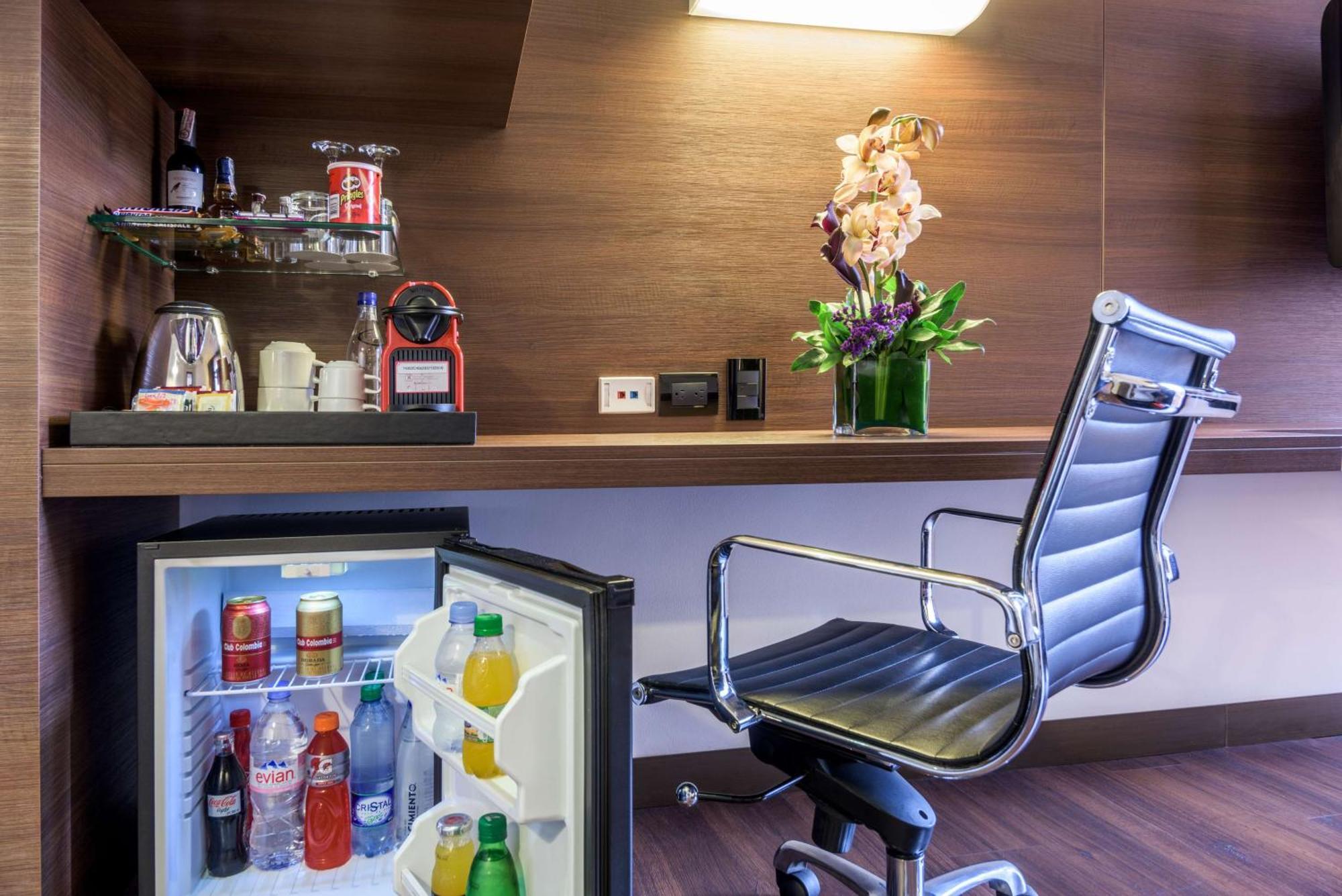 فندق إن إتش كولكشن رويال أندينو بوغوتا المظهر الخارجي الصورة A mini-bar in a hotel room