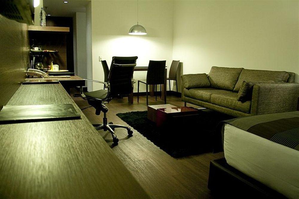فندق إن إتش كولكشن رويال أندينو بوغوتا الغرفة الصورة A living room in a typical apartment